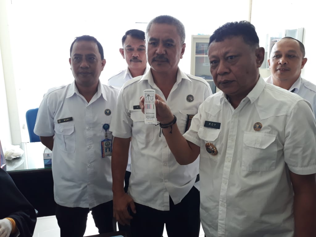 PEGAWAI DAN TENAGA KONTRAK BNN KOTA GORONTALO DITES URINE PEGAWAI DAN TENAGA KONTRAK BNN KOTA GORONTALO DITES URINE