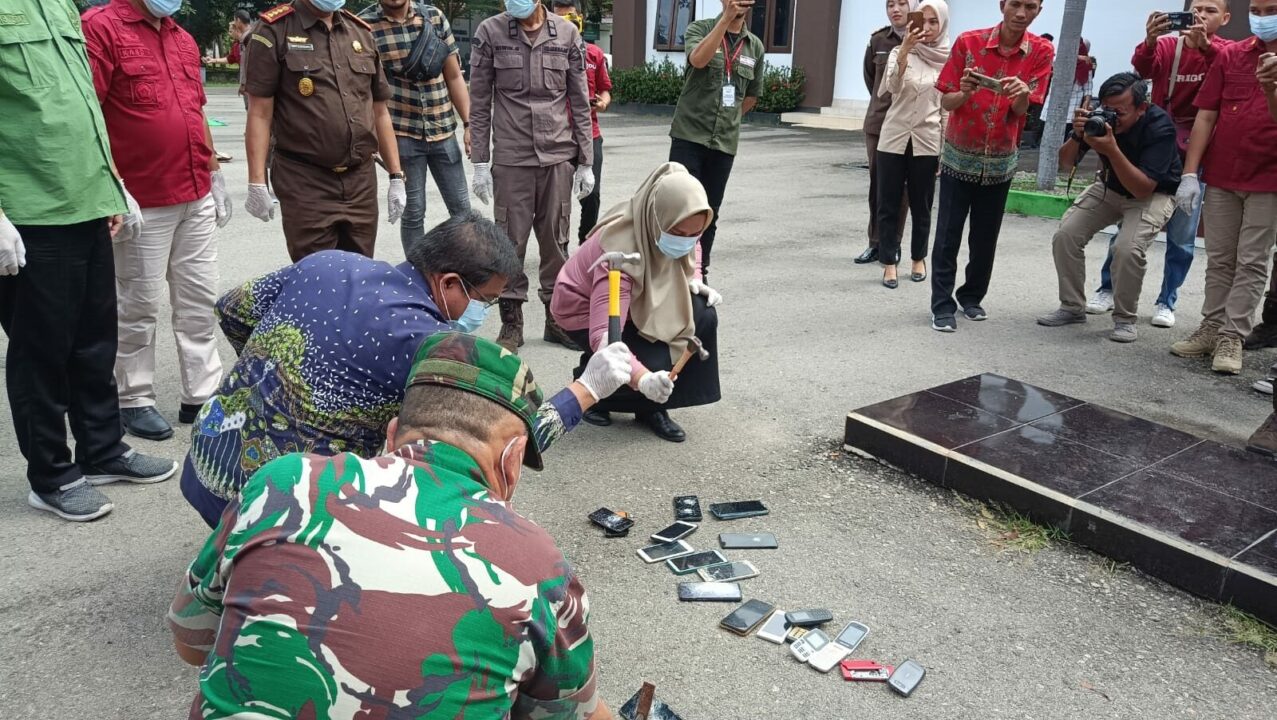 Pemusnahan Barang Bukti oleh Kejaksaan Negeri Kota Gorontalo Pemusnahan Barang Bukti oleh Kejaksaan Negeri Kota Gorontalo