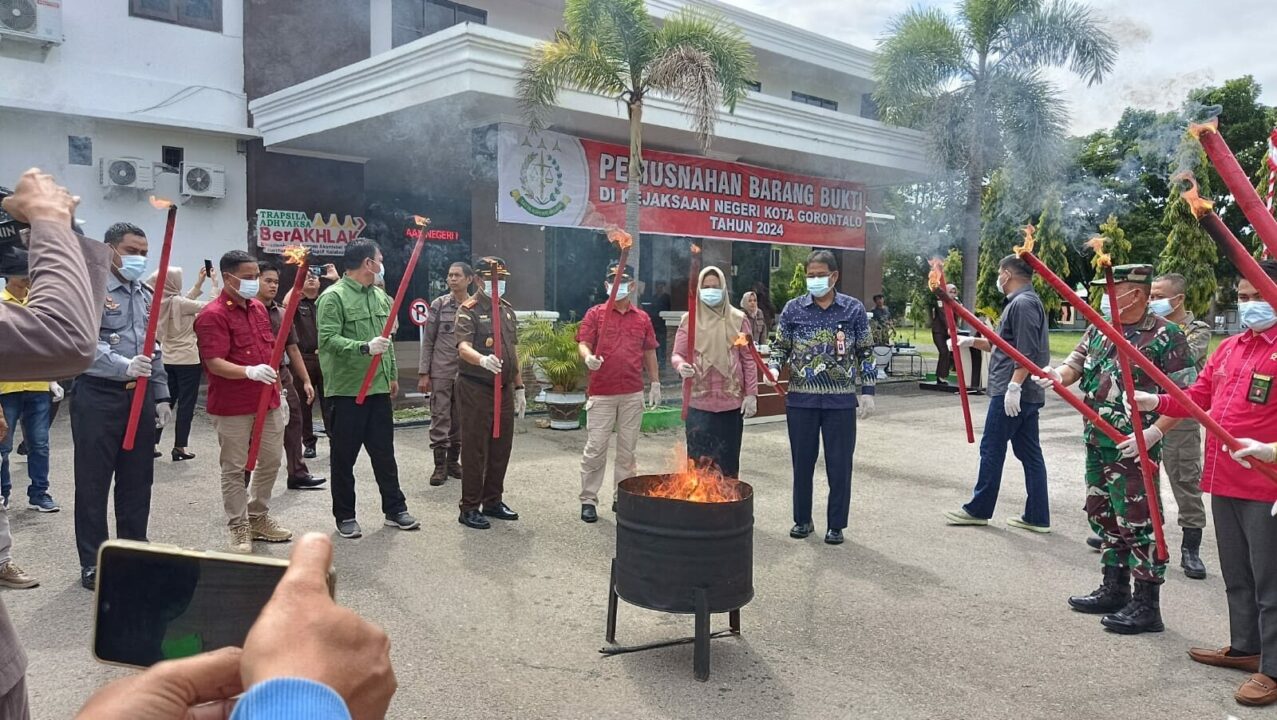 Pemusnahan Barang Bukti oleh Kejaksaan Negeri Kota Gorontalo Pemusnahan Barang Bukti oleh Kejaksaan Negeri Kota Gorontalo